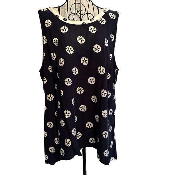 Karri Blue XL tank type top in navy and white w seashell design. V neck w tie - Picture 2 of 7